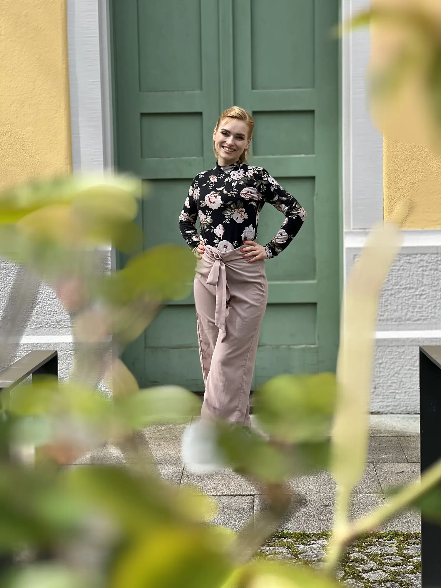 Claudia Gross vor der Tür des Standesamts.