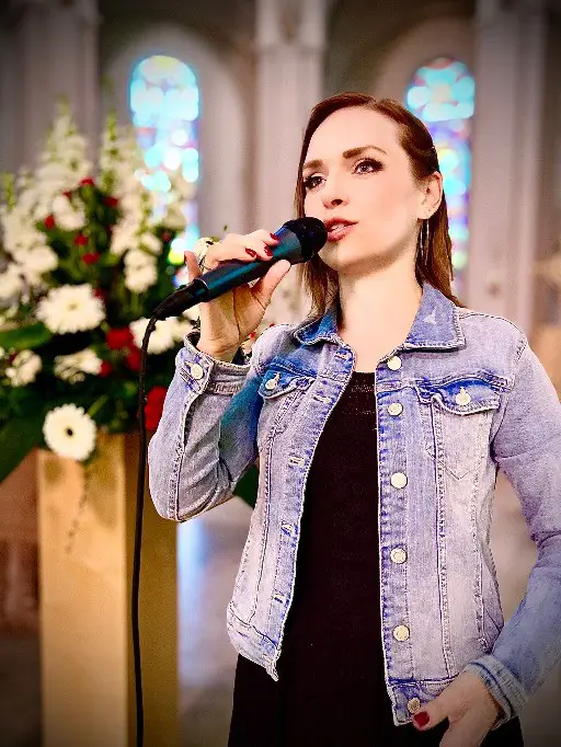 Claudia Gross Hochzeitssängerin singt in Stuttgart auf Hochzeit.