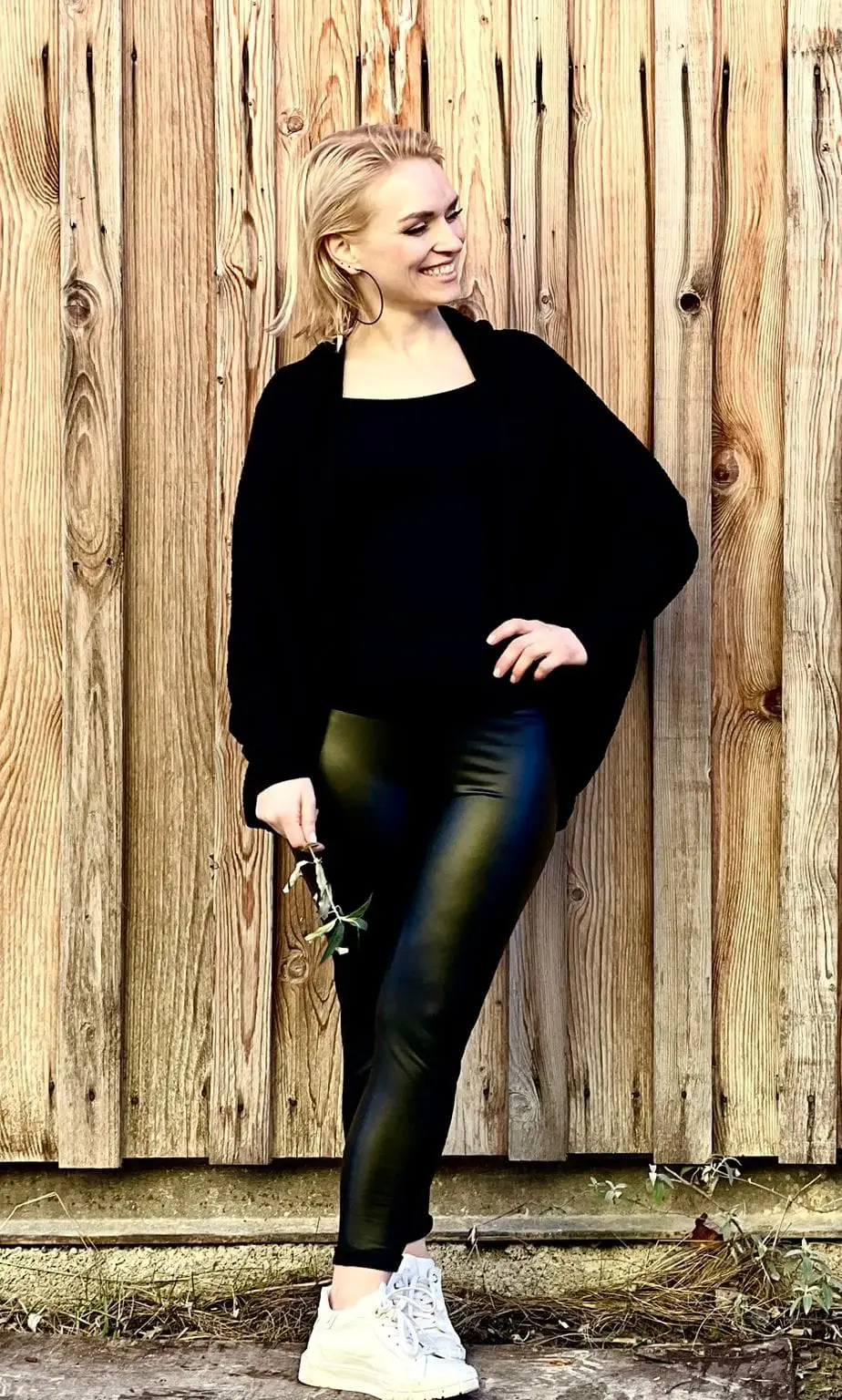 Claudia Gross lächelt zur Seite.